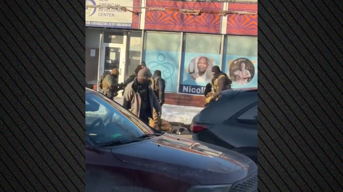 Η στιγμή που ομοσπονδιακοί πράκτορες πυροβολούν τον διαδηλωτή στη Μινεάπολη, βίντεο