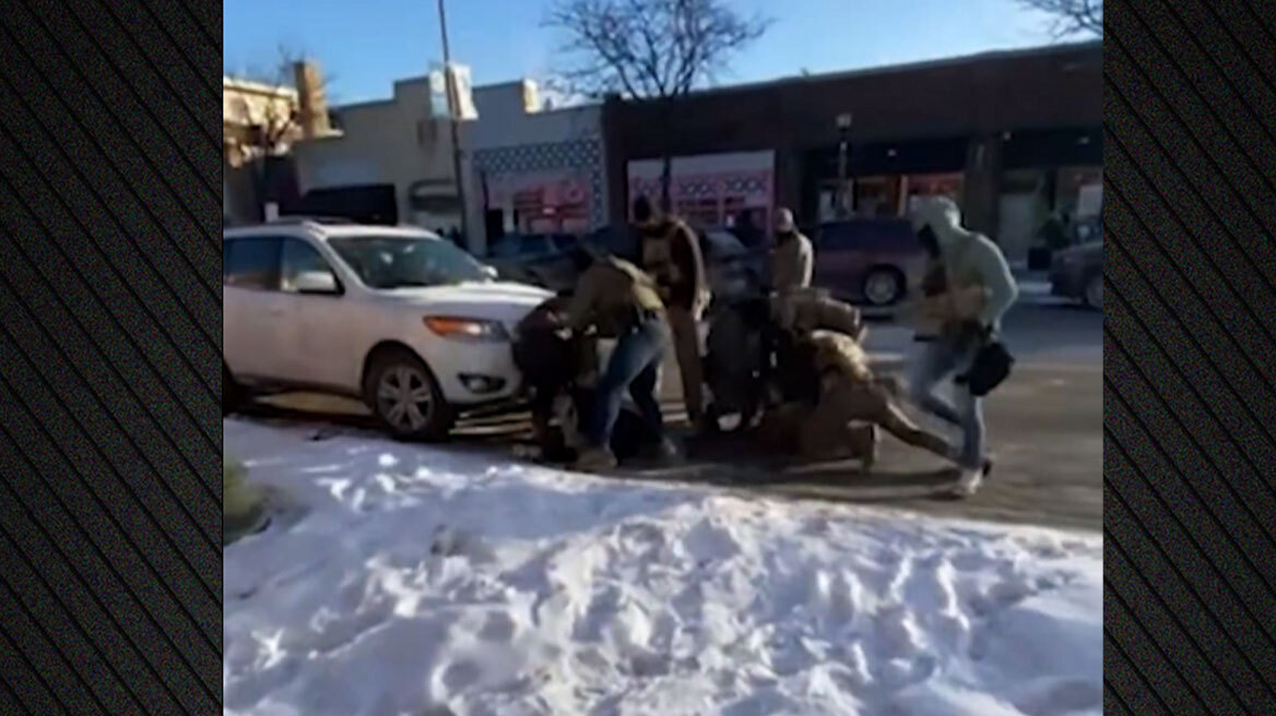 Νέο βίντεο σοκ από τη Μινεάπολη: Οι συνοριοφύλακες ρίχνουν στο έδαφος τον διαδηλωτή, τον ακινητοποιούν και τον πυροβολούν θανάσιμα