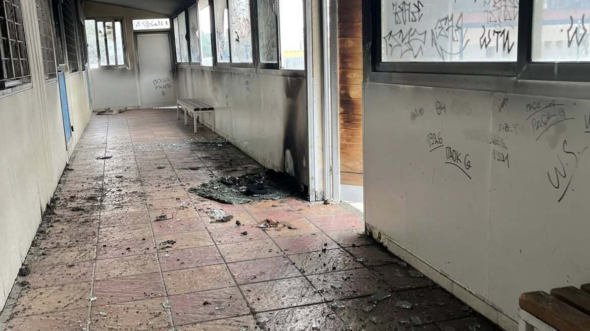 Θεσσαλονίκη: Νεαροί έβαλαν φωτιά σε σχολείο, σοβαρές υλικές ζημιές, δείτε φωτογραφίες
