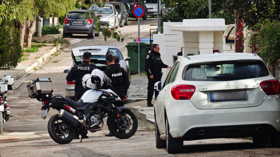 Νεκρός άνδρας σε πορτ μπαγκάζ αυτοκινήτου στη Γλυφάδα - Συνελήφθη ο γιος του, είχε σκοτώσει και τη μητέρα του το 2014