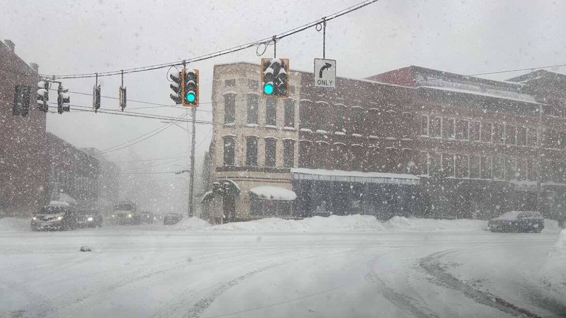 Η κακοκαιρία σαρώνει τις ΗΠΑ, ακραία χιονοθύελλα στη Νέα Υόρκη - Βίντεο TikTok προτείνουν αυτοσχέδιες λύσεις επιβίωσης 