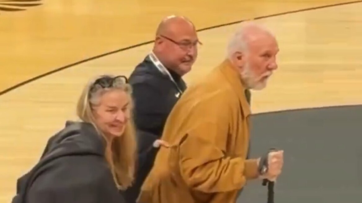 Με μπαστούνι και καταβεβλημένος ο Πόποβιτς στην επανεμφάνισή του στο γήπεδο των Σπερς, βίντεο 