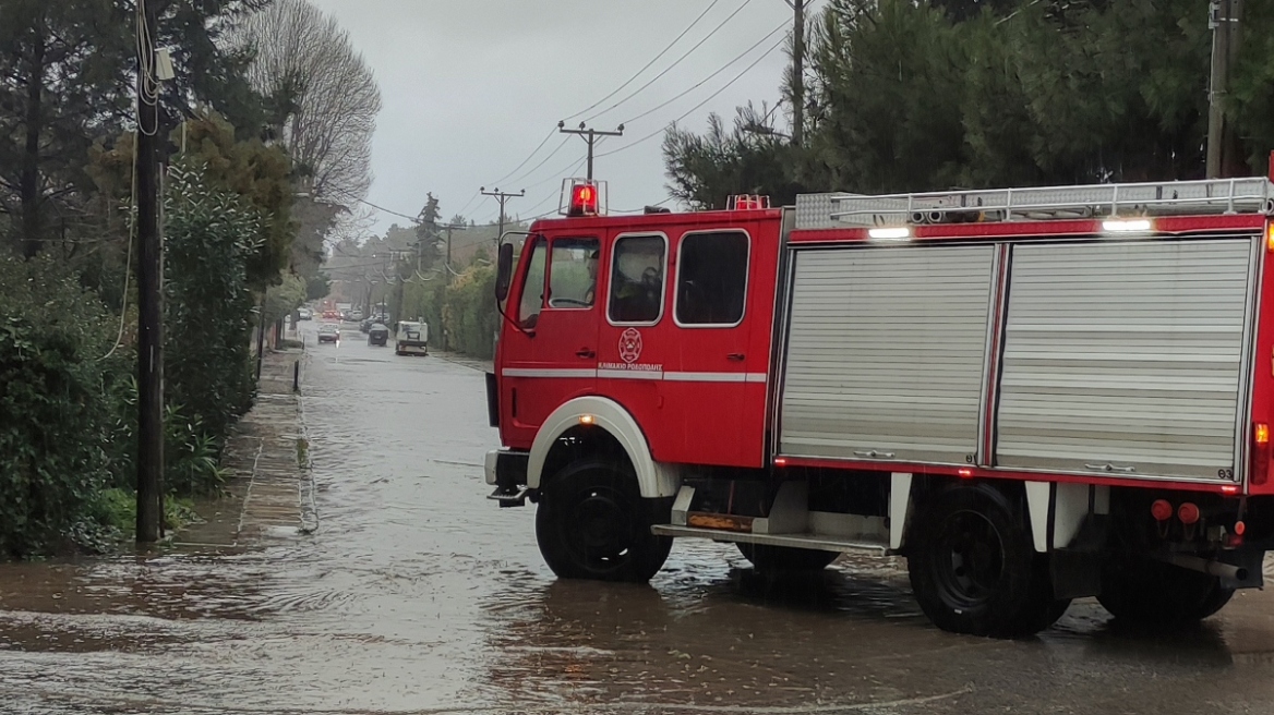 Σπάτα: Απεγκλωβίστηκαν δύο άτομα που επέβαιναν σε όχημα που παρασύρθηκε από νερά ρέματος
