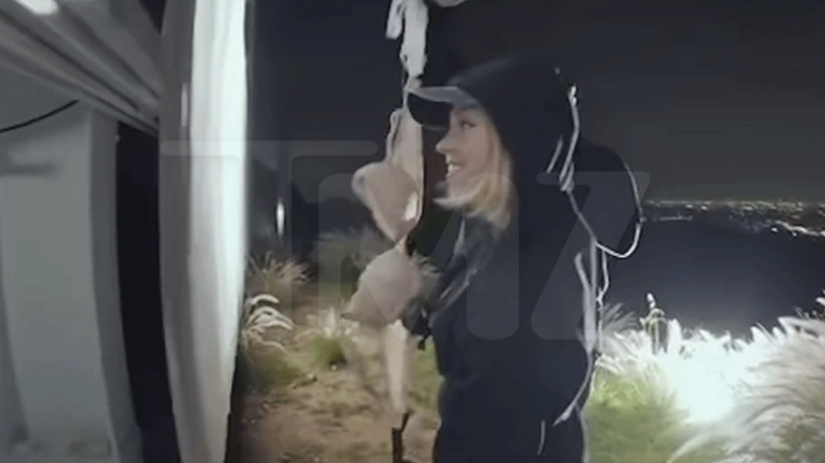 Η Σίντνεϊ Σουίνι ανέβηκε στην πινακίδα του Χόλιγουντ και κρέμασε... σουτιέν - Δείτε το βίντεο