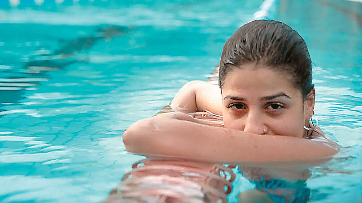 Η ιστορία της Σάρας που έφτασε στη Λέσβο κολυμπώντας και έγινε ταινία