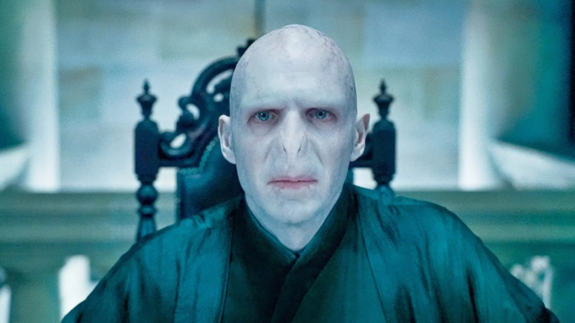 Η γκάφα του Ρέιφ Φάινς, αποκάλυψε τον ηθοποιό που θα υποδυθεί τον Βόλντεμορτ στη νέα σειρά Χάρι Πότερ