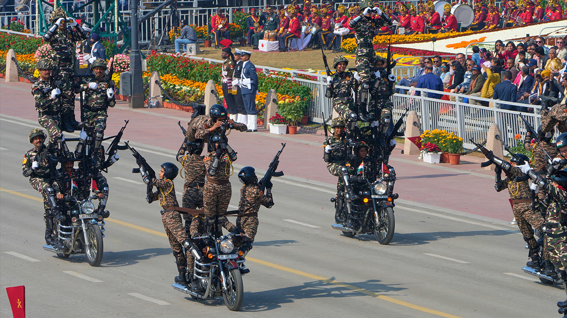 Ανθρώπινες πυραμίδες και ακροβατικά πάνω σε δύο ρόδες: Δείτε βίντεο από την εντυπωσιακή παρέλαση του ινδικού στρατού
