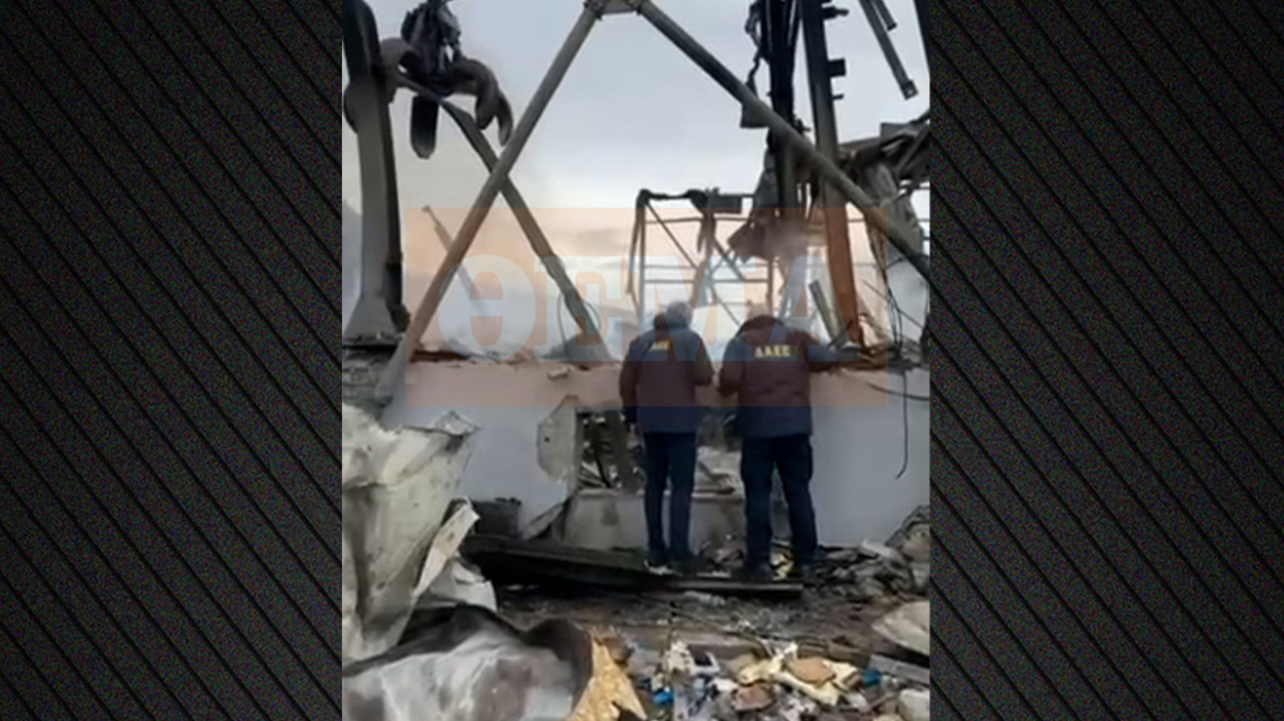 Ακόμα καίγονται τα υλικά στο σημείο όπου έγινε φονική έκρηξη στη Βιολάντα, δείτε βίντεο μέσα από το εργοστάσιο
