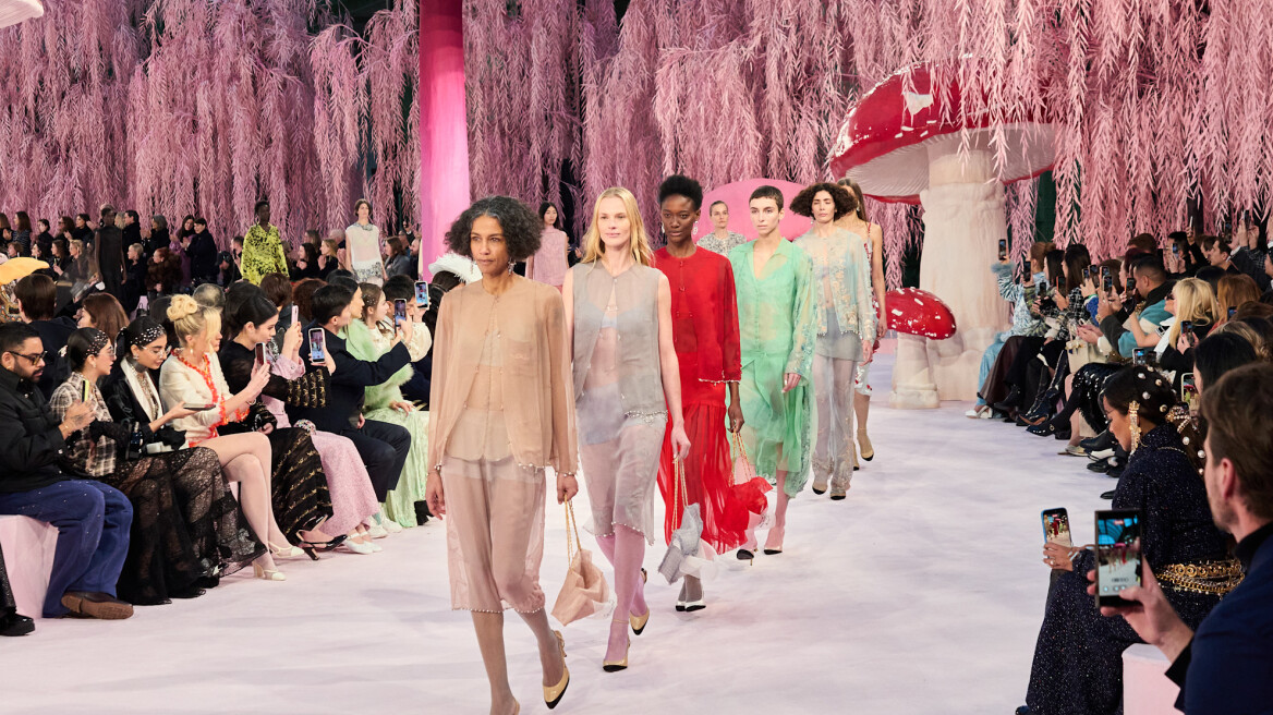 Ο Matthieu Blazy αποκαλύπτει μια ονειρική συλλογή Υψηλής Ραπτικής για τον οίκο Chanel
