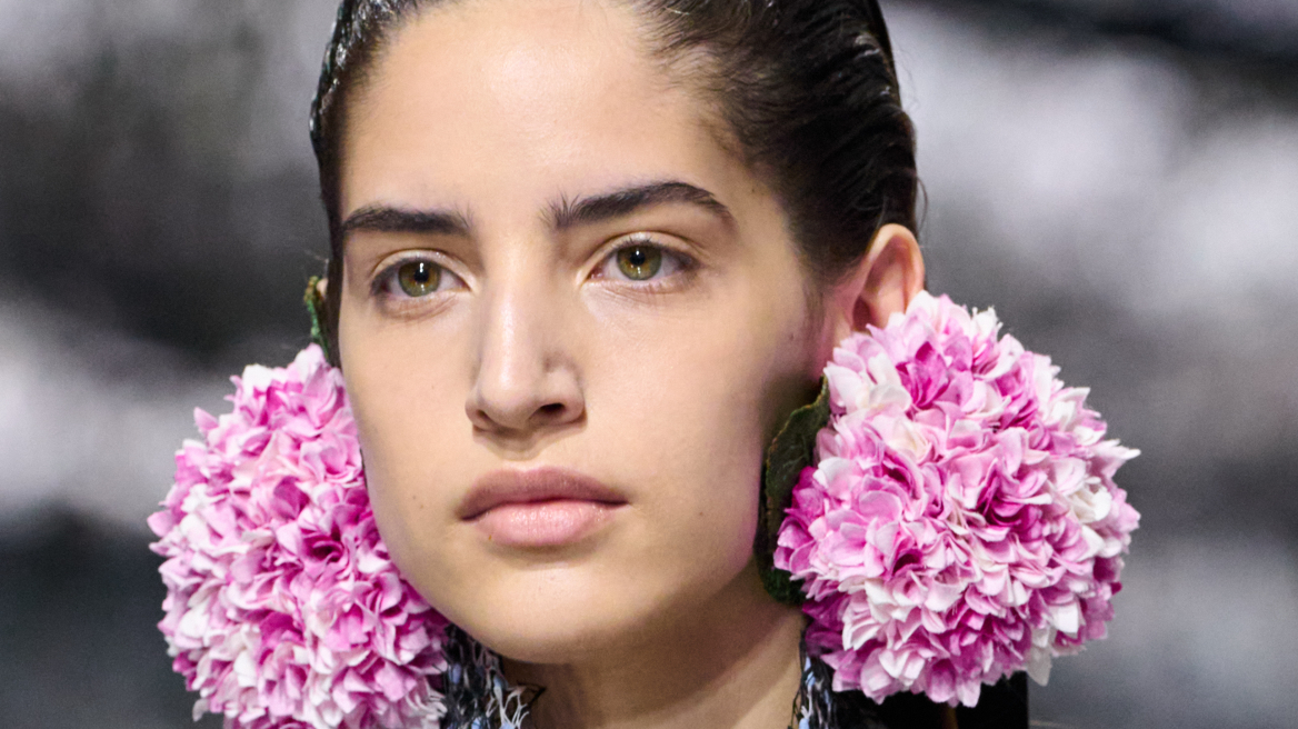 Η πρώτη haute couture συλλογή του Jonathan Anderson για τον οίκο Dior φέρνει μια φρέσκια, σύγχρονη ματιά στην ομορφιά
