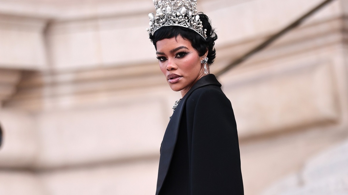 Τεγιάνα Τέιλορ: Με διάφανο, αποκαλυπτικό λουκ στην Εβδομάδα Μόδας Παρισιού