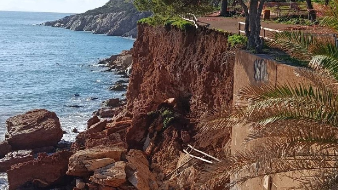 Κατολίσθηση στα Κανάρια Βάρκιζας μετά τις ισχυρές βροχοπτώσεις, αποκλεισμένο το σημείο