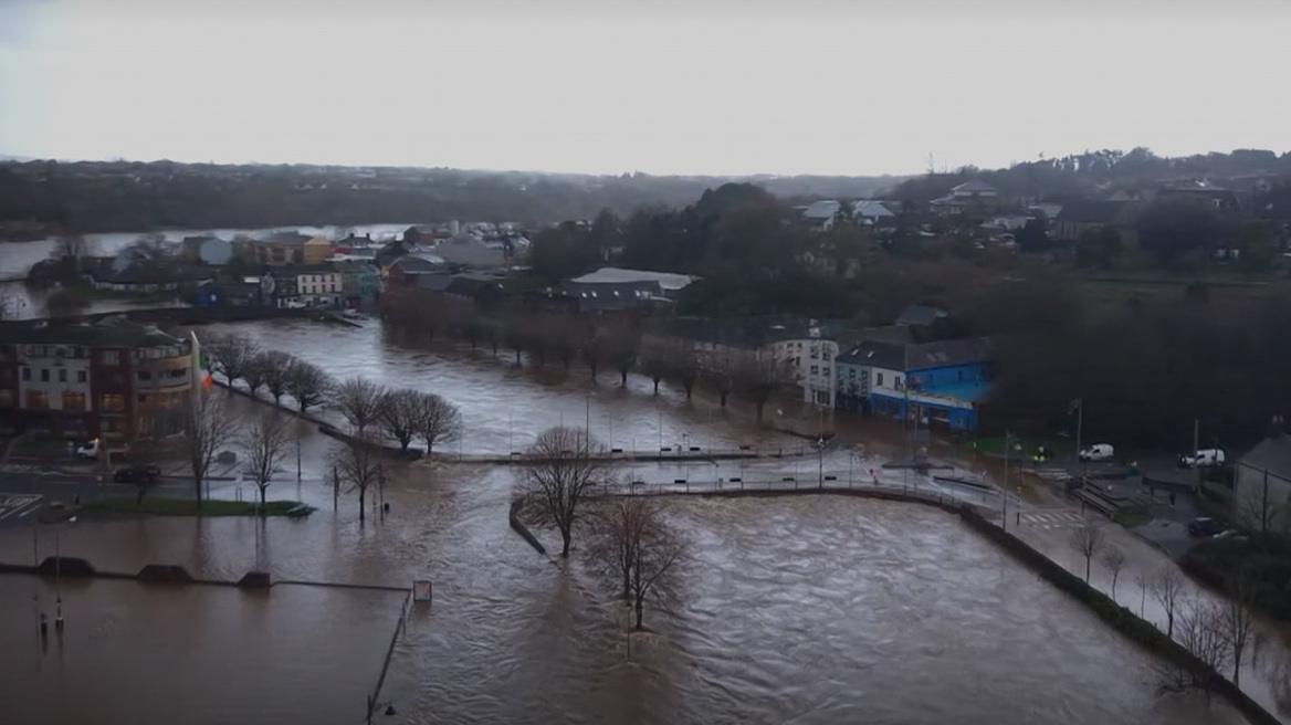 Διασώσεις οδηγών,  30.000 νοικοκυριά χωρίς ρεύμα και πλημμύρες στην Ιρλανδία από την καταιγίδα Τσάντρα