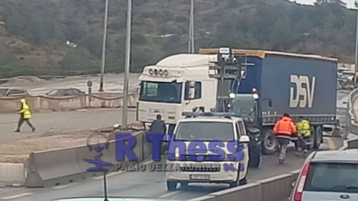 Δίπλωσε νταλίκα στον Περιφερειακό της Θεσσαλονίκης: Έκλεισε το ρεύμα προς τα δυτικά