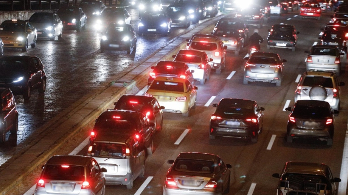 Βελτιωμένη η εικόνα της κίνησης σε Κηφισίας και στον Κηφισό μετά από τροχαία και φωτιά σε όχημα