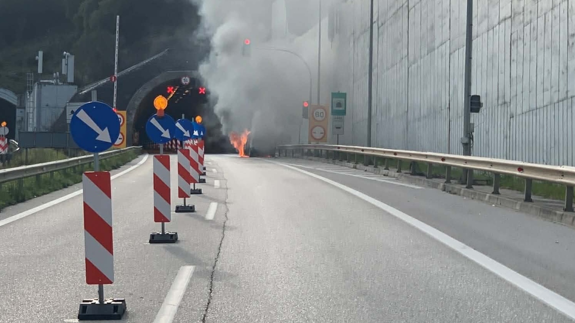 Ηγουμενίτσα: Φωτιά σε βανάκι στην Εγνατία πριν το τούνελ Βασιλικού, δείτε βίντεο