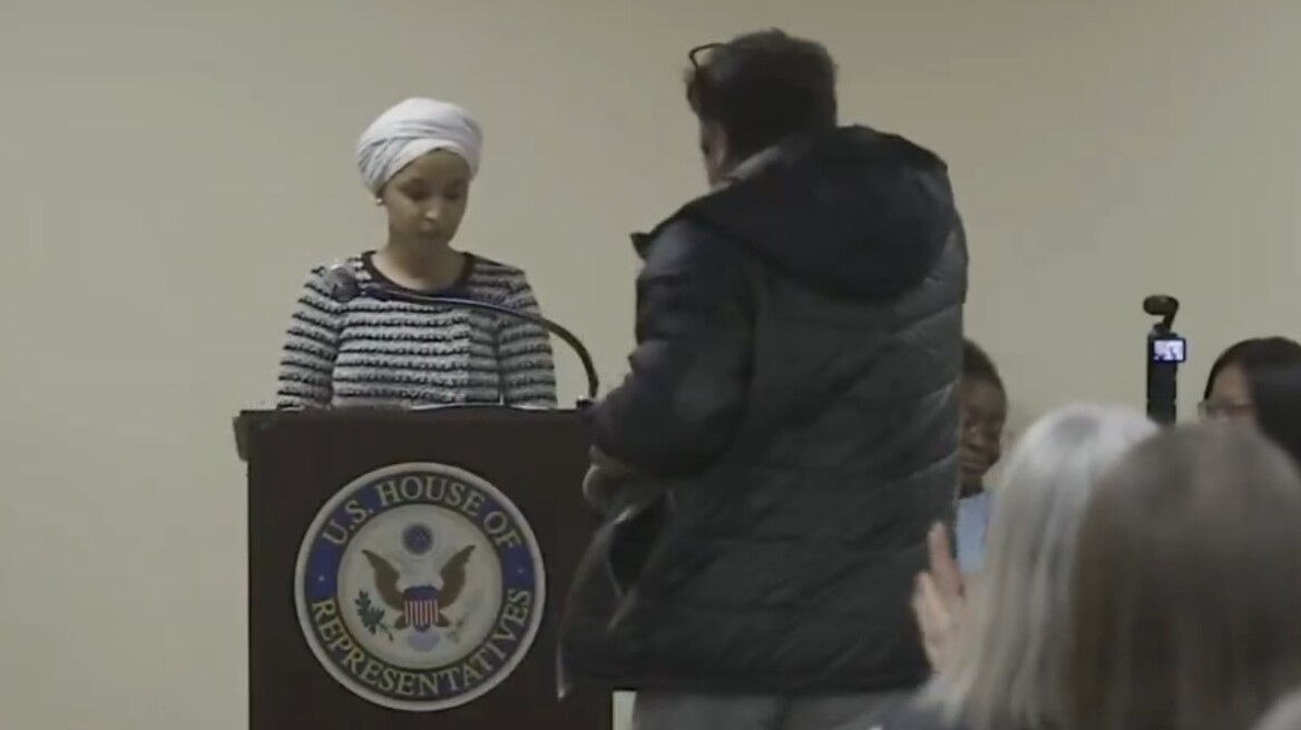 Άνδρας ψέκασε με άγνωστη ουσία τη βουλευτή των Δημοκρατικών Ιλχάν Ομάρ - Μιλούσε σε οπαδούς της στη Μινεάπολη
