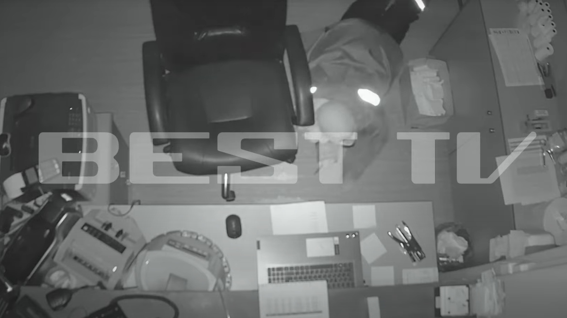 Συμμορία με ποδήλατα διέρρηξε τα ΚΤΕΛ Καλαμάτας: Ξήλωσαν το παράθυρο, μπήκαν έρποντας και πήραν 200 ευρώ, δείτε βίντεο