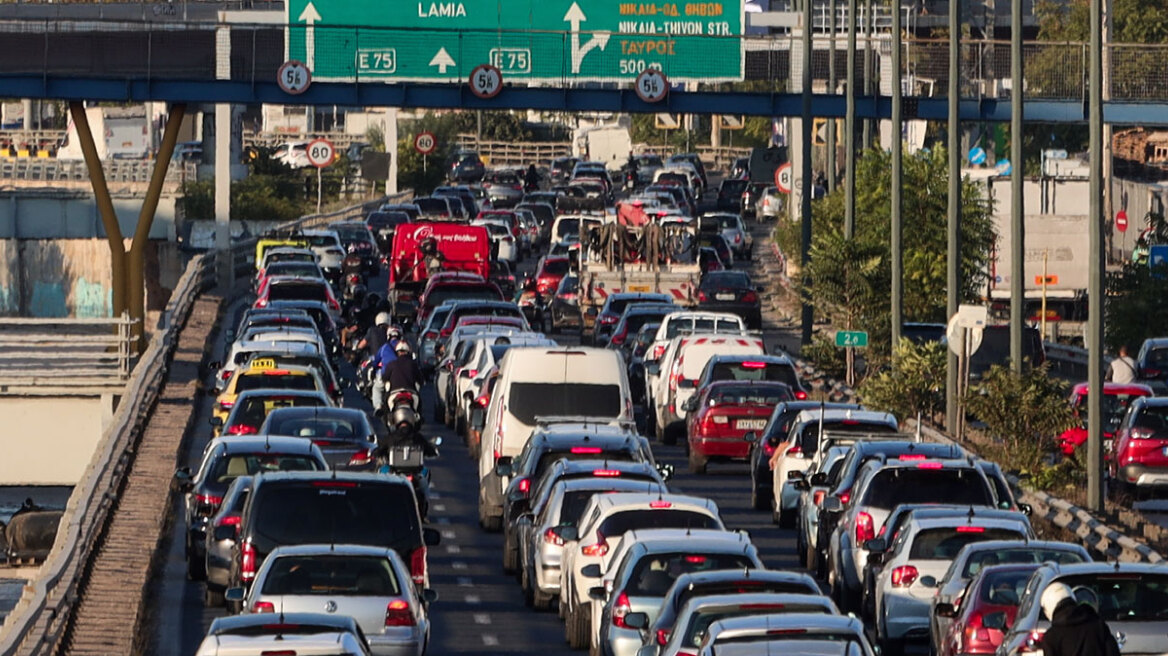 Σύσκεψη στο Μαξίμου για το κυκλοφοριακό στην Αττική: Περιορισμός στα φορτηγά στον Κηφισό, αλλά όχι πλήρης απαγόρευση 