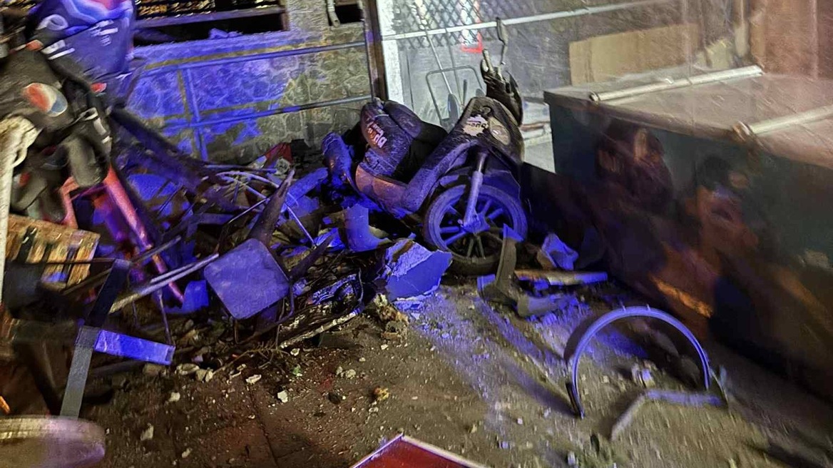 Ένας 19χρονος στο Λουτράκι πήρε σβάρνα κολώνες και μάντρα με αυτοκίνητο και «καρφώθηκε» σε επιχείρηση, δείτε βίντεο  