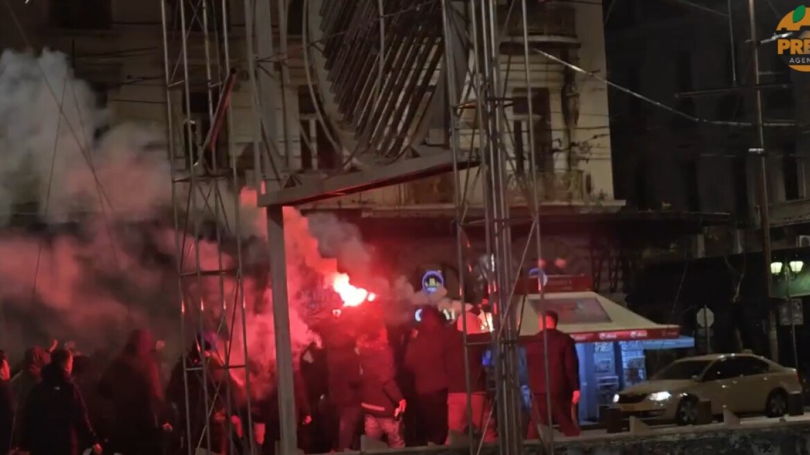 Πορεία οπαδών του ΠΑΟΚ στην Ομόνοια με καπνογόνα και πανό «Αθάνατοι», δείτε βίντεο