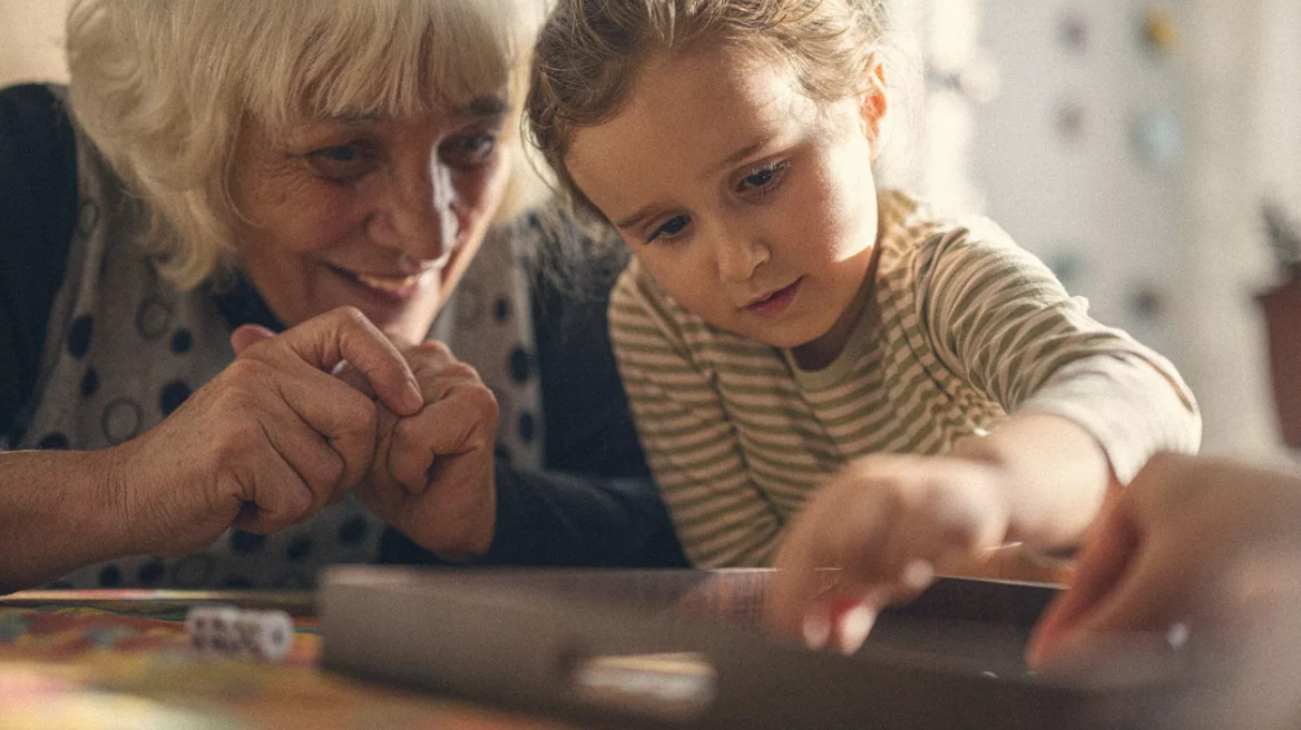 Οι παππούδες που «κρατούν» τα εγγόνια έχουν πιο δυνατό μυαλό – Κινδυνεύουν λιγότερο από άνοια
