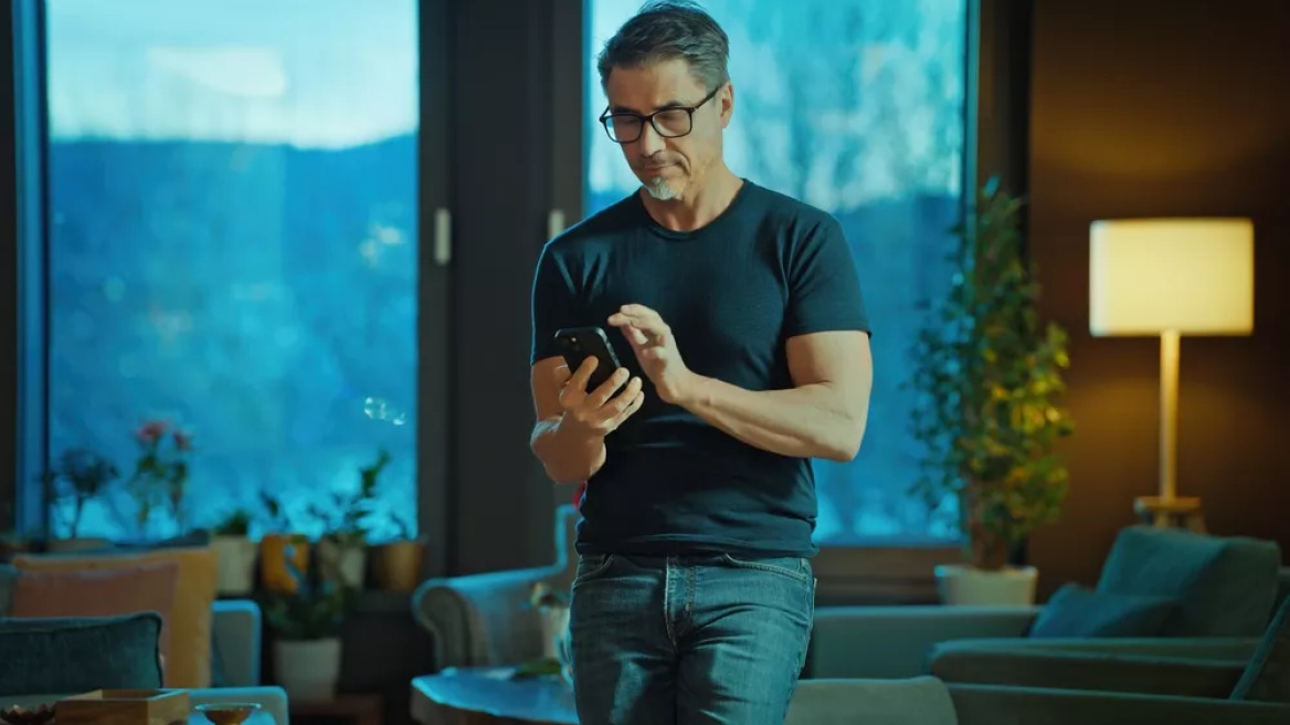 Περνάτε πολύ ώρα μιλώντας με chatbot; Μάλλον έχετε κατάθλιψη – Ποια είναι η κρίσιμη ηλικία
