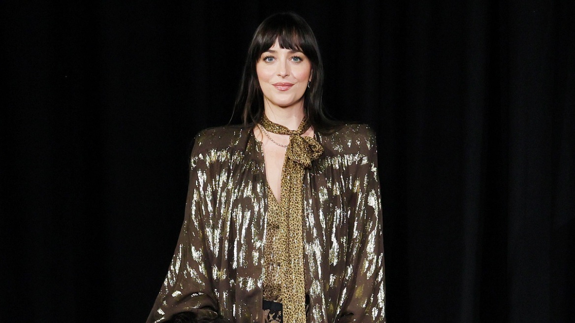 Ντακότα Τζόνσον: Σε νέα εμφάνιση χωρίς παντελόνι - Ο μαξιμαλισμός στην κομψή εκδοχή του