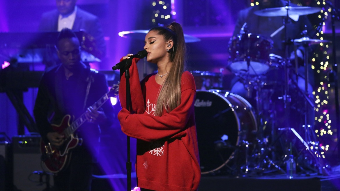 Ariana Grande: Αποκάλυψε γιατί φορούσε συνεχώς oversized φούτερ το 2018
