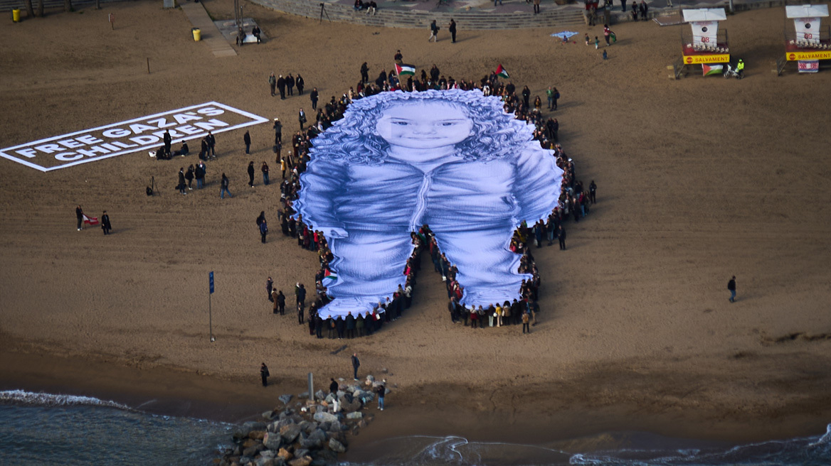 Τεράστιο πορτρέτο της 5χρονης Χιντ Ρατζάμπ που σκοτώθηκε στη Γάζα ξεδιπλώθηκε σε παραλία της Βαρκελώνης 