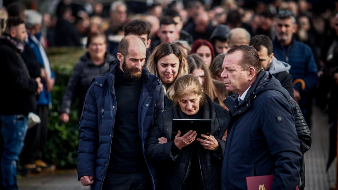 «Η φωτιά δεν μπόρεσε να κάψει αυτό που ήσουν»: Θρήνος στις κηδείες τριών θυμάτων της τραγωδίας στην Βιολάντα