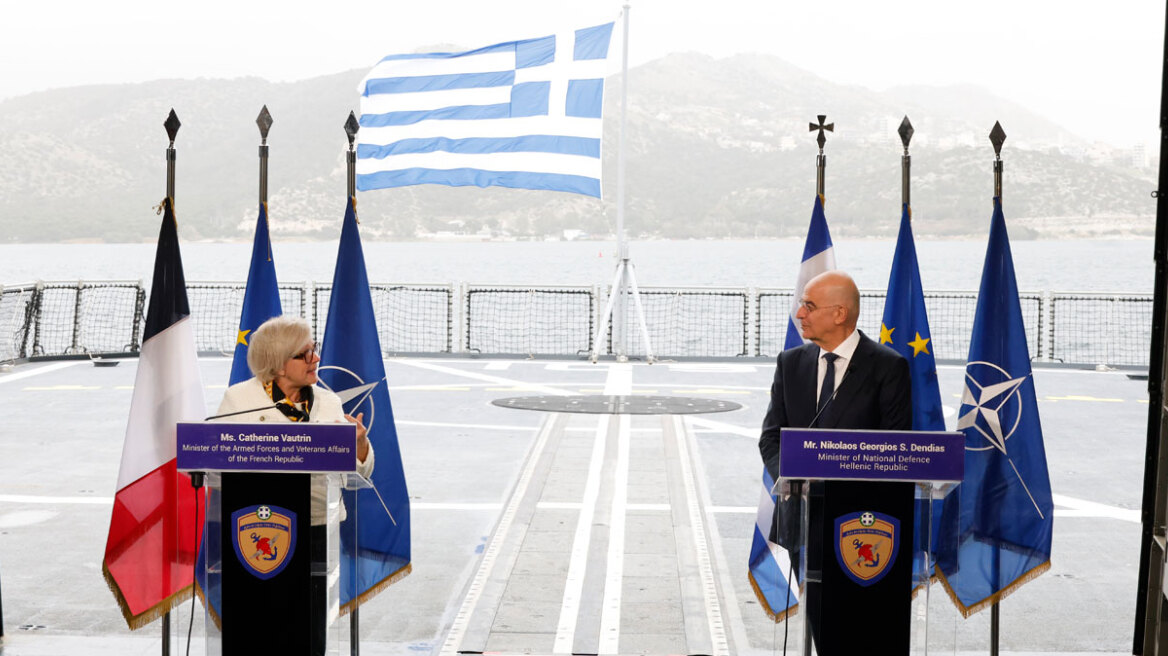 «Επισπεύδουμε την ανανέωση της ελληνογαλλικής αμυντικής συμφωνίας»: O Δένδιας υποδέχθηκε στη φρεγάτα Κίμων τη Γαλλίδα ομόλογό του