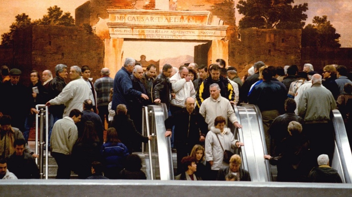 26 χρόνια από τα εγκαίνια του μετρό της Αθήνας: Οι διάσημοι, το πάρτι στο Σύνταγμα και η κοσμοσυρροή