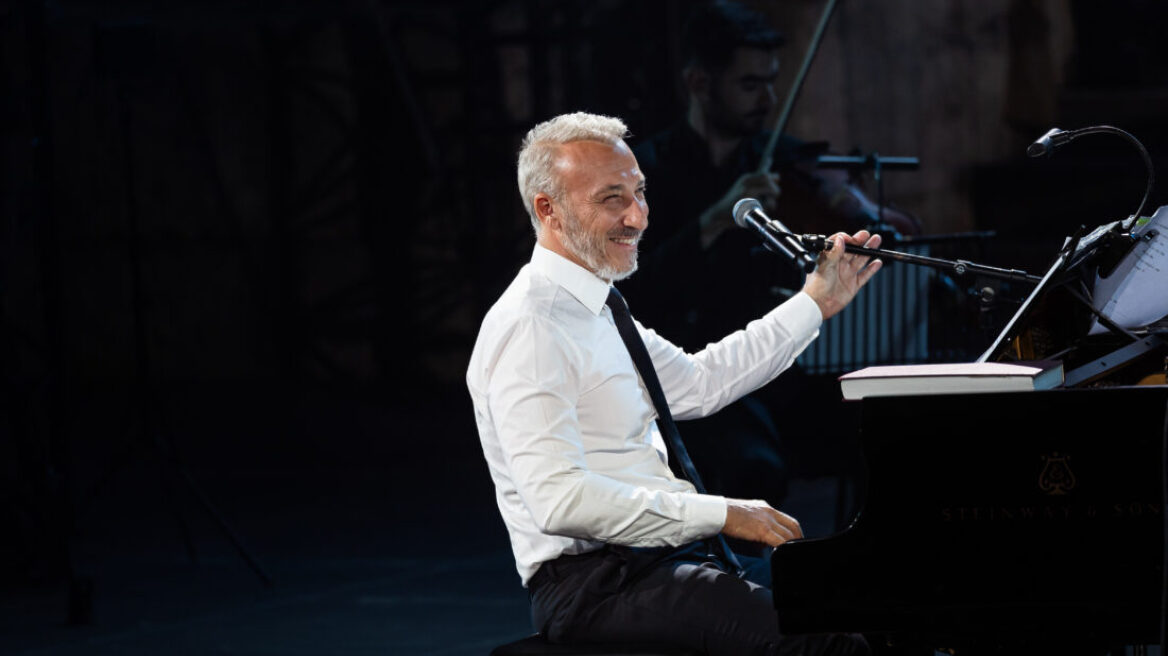 Μίνως Μάτσας: Επιστρέφει για δυο βραδιές στη σκηνή με τραγούδια δικά του αλλά και...δανεικά