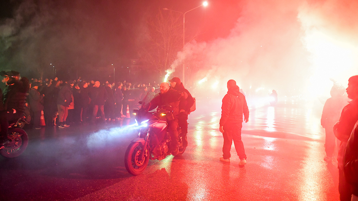 Το συγκλονιστικό «αντίο» στους επτά οπαδούς του ΠΑΟΚ στην Τούμπα, με συνθήματα και καπνογόνα