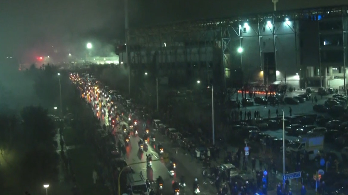 Στην Τούμπα συνοδεία μοτοπορείας οι σοροί  των επτά οπαδών του ΠΑΟΚ που σκοτώθηκαν στη Ρουμανία, το συγκινητικό αντίο με συνθήματα και καπνογόνα