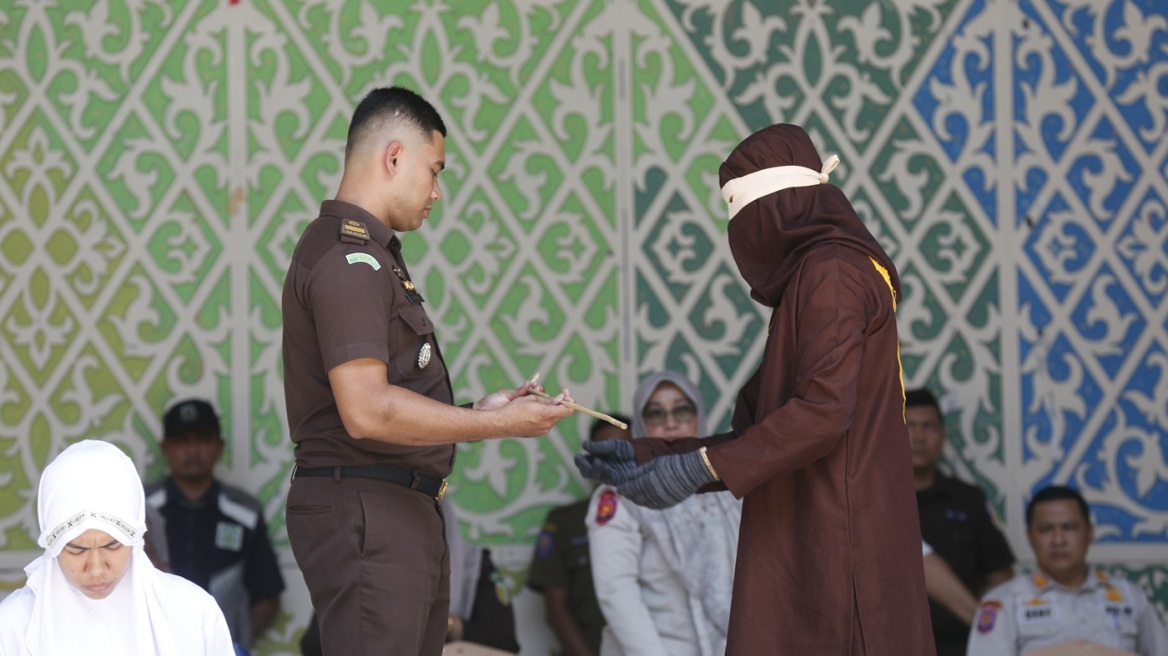 Ινδονησία: Ζευγάρι τιμωρήθηκε δημοσίως με 100 ραβδίσματα για σεξουαλικές σχέσεις εκτός γάμου