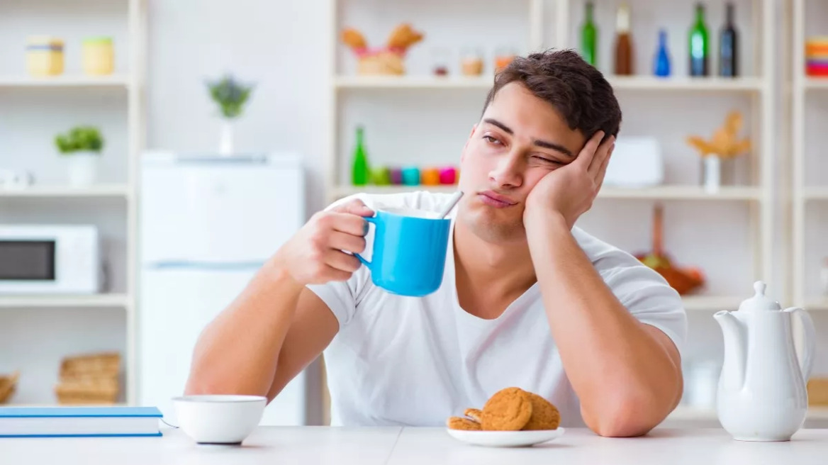 Γιατί νιώθουμε διαρκώς κουρασμένοι; Πότε φταίει η διατροφή – Δείτε βίντεο
