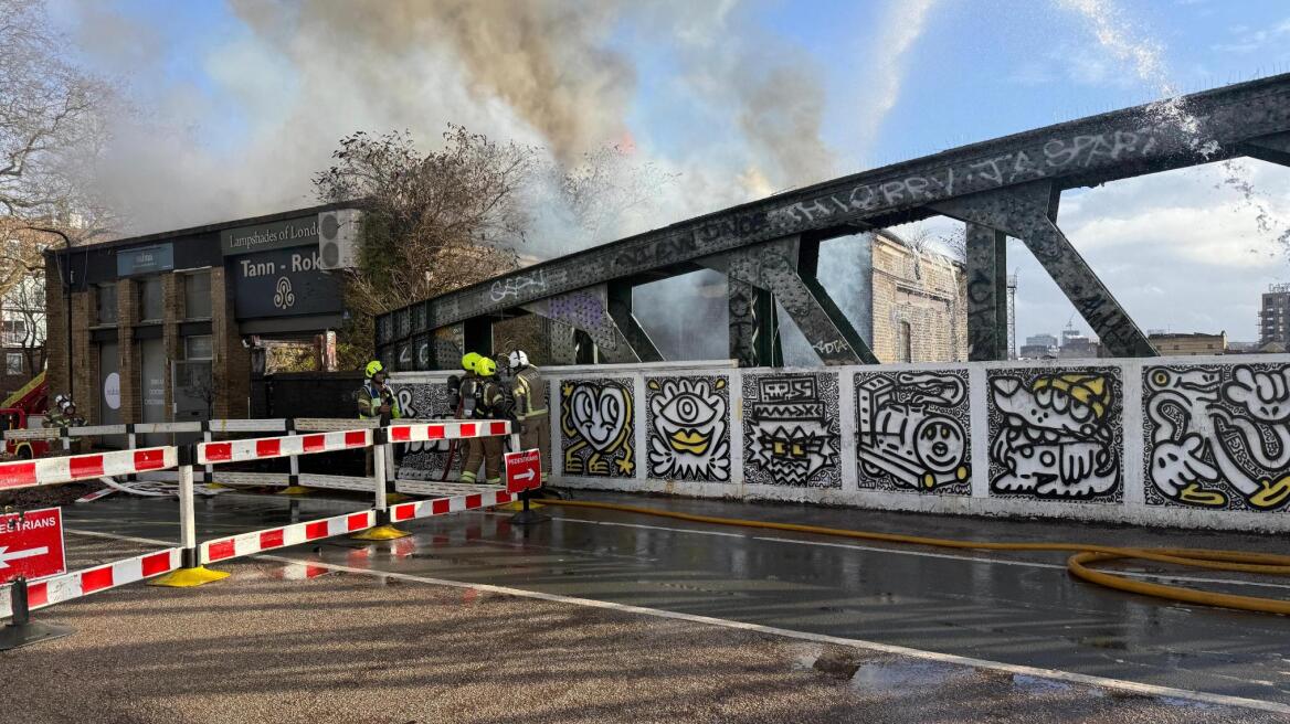 Σοβαρά προβλήματα στις σιδηροδρομικές μετακινήσεις στο βόρειο Λονδίνο λόγω μεγάλης φωτιάς κοντά σε γραμμή 