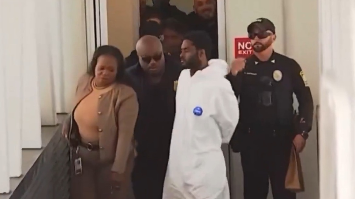 ΗΠΑ: Συλληφθείς για σεξουαλική επίθεση σε φοιτήτρια, πήγε να «βάλει χέρι» σε μια αστυνομικό όταν οδηγούνταν στη φυλακή