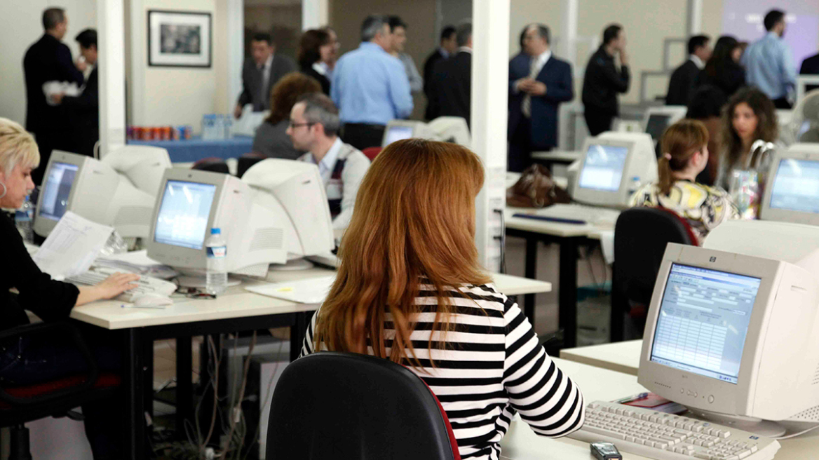 Έως και δύο μισθούς τον χρόνο κερδίζουν από σήμερα οι εργαζόμενοι στον ιδιωτικό τομέα, πώς διαφοροποιείται το όφελος ανά ηλικία και παιδιά