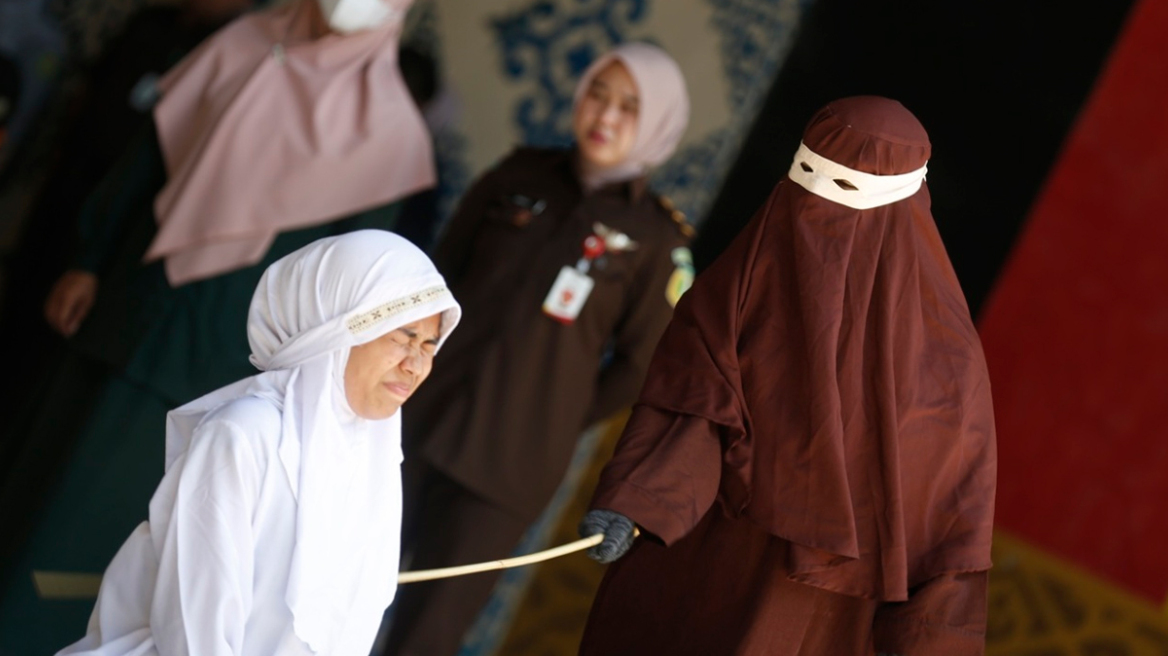 Βαρβαρότητα στην Ινδονησία: Παράνομο ζευγάρι τιμωρήθηκε με 140 ραβδισμούς, λιποθύμησε η γυναίκα, δείτε φωτογραφίες