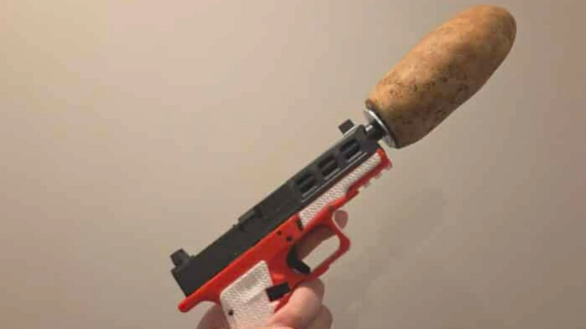 Πολίτης κατοχύρωσε νόμιμα σιγαστήρα από… πατάτα: Πώς τον ενέκρινε η αρμόδια αρχή; (vid)