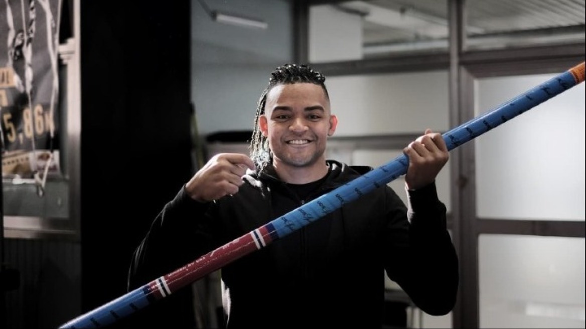 Εμμανουήλ Καραλής: Παρέλαβε τα νέα κοντάρια για ακόμα υψηλότερες πτήσεις
