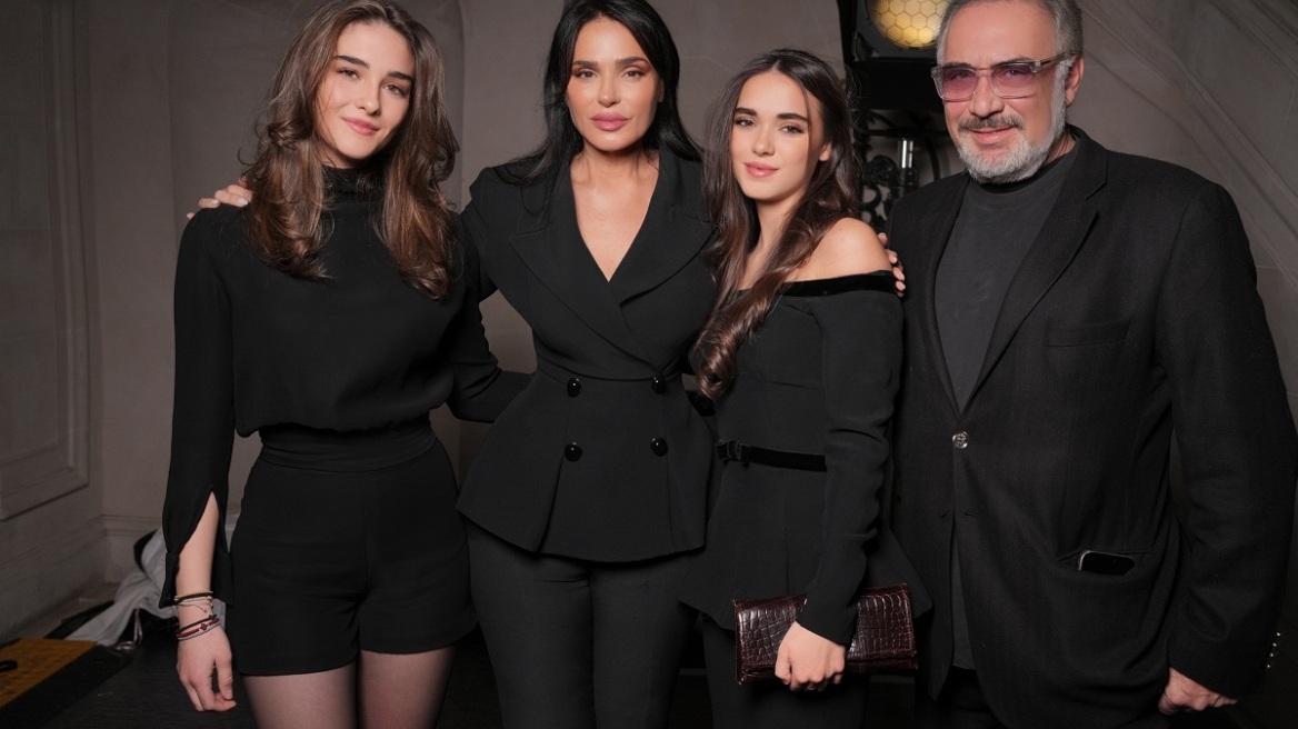 Σίλια Κριθαριώτη: Με την Κάρλα Μπρούνι αλλά και με τον σύζυγο και τις δύο κόρες της στην επίδειξή της στο Παρίσι