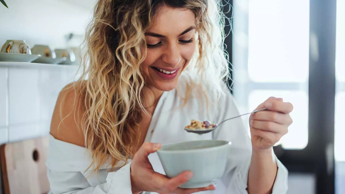 Οι επιστήμονες εξηγούν πώς η βρώμη μειώνει τη χοληστερόλη σε 2 μέρες
