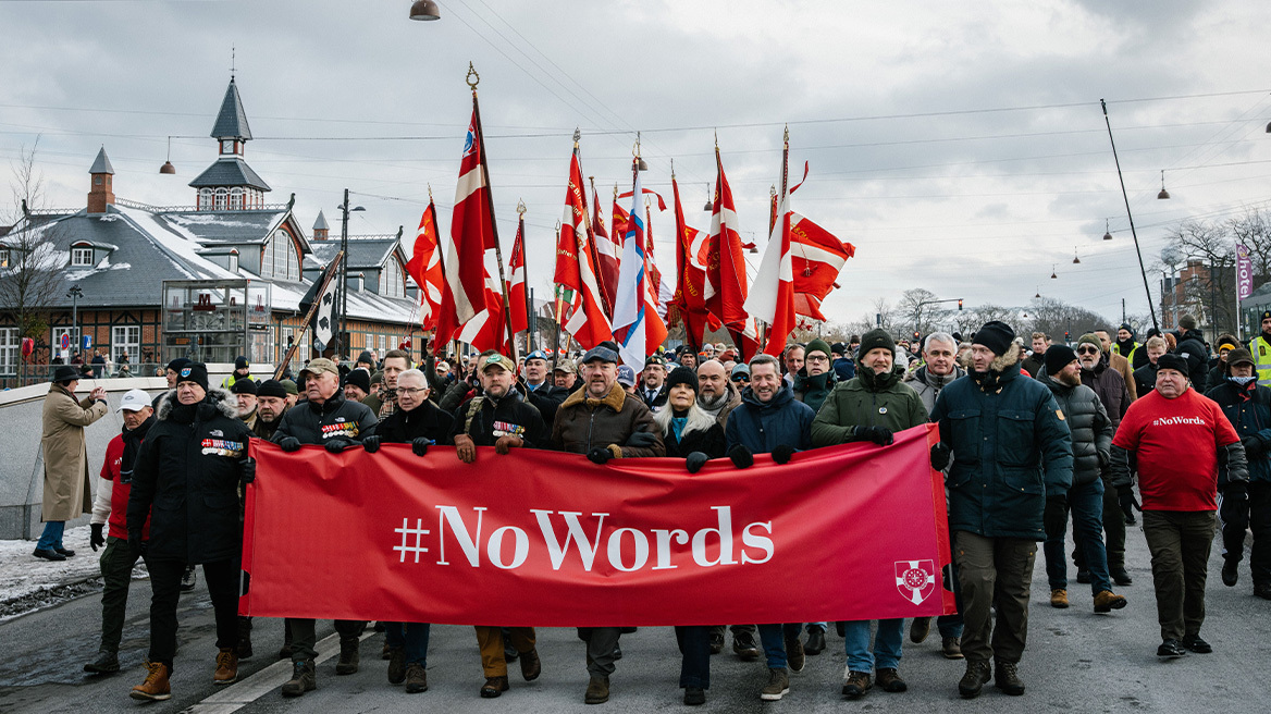 Σιωπηλή πορεία 10.000 βετεράνων στην Κοπεγχάγη κατά των δηλώσεων Τραμπ για το ΝΑΤΟ, δείτε βίντεο