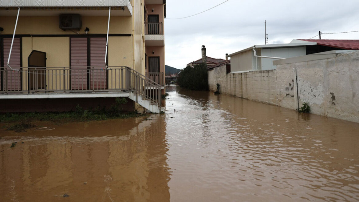 Εικόνες καταστροφής στον Αγιόκαμπο: Ποτάμια οι δρόμοι, η θάλασσα «μπήκε» στα καταστήματα, φερτά υλικά σκέπασαν την ακτογραμμή