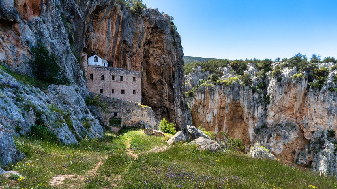 5 μοναστήρια σε 5 αυθεντικούς προορισμούς της Ελλάδας που γίνονται αφορμή για εκδρομή