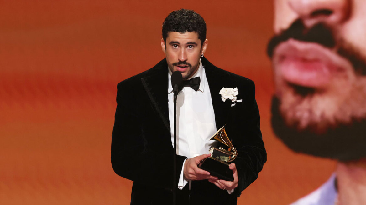 «ICE out, δεν είμαστε ζώα, είμαστε άνθρωποι και Αμερικανοί»: Το μήνυμα του Bad Bunny από τη σκηνή των Grammy